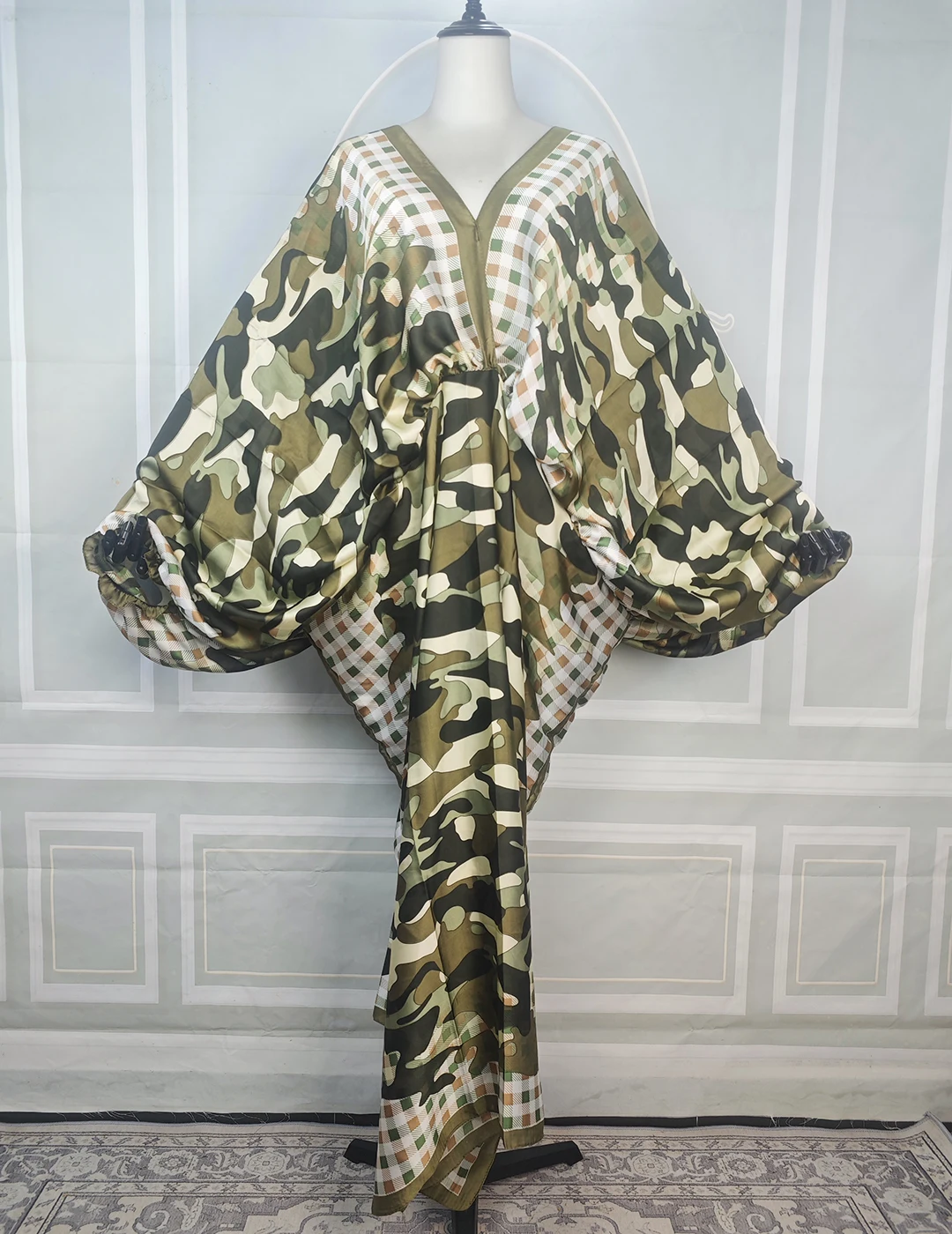Summer Bohomian V-Neck Loose Kaftan Maxi Dress Plus Size Como Printed Silky Evening Party Abaya Sexy Women Quality Beach Caftan
Summer Bohomian V-Neck Loose Kaftan Maxi Dress Plus Size Como Printed Silky Evening Party Abaya Sexy Women Quality Beach Caftan