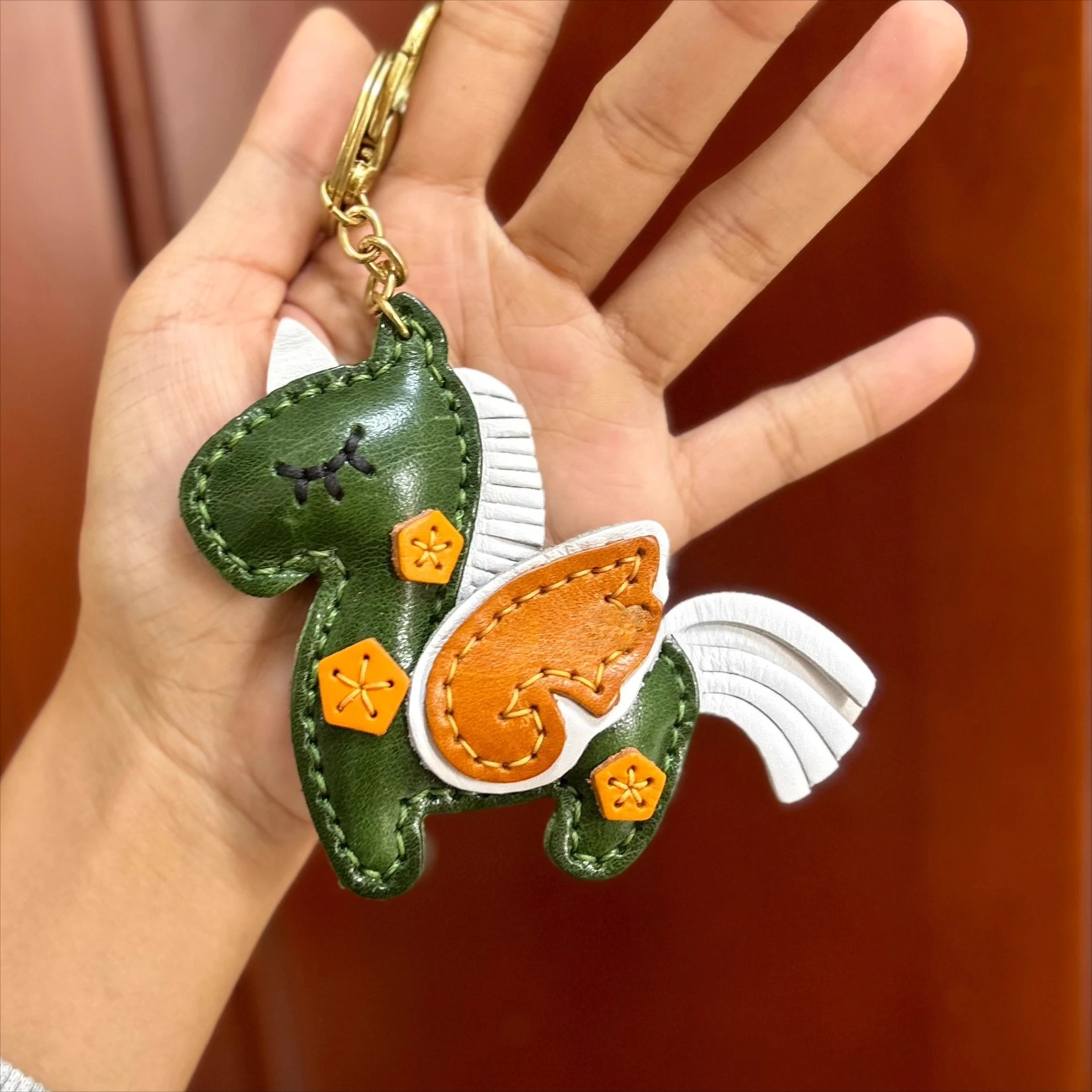 The top layer of cowhide hand-sewn unicorn pendant keychain pendant car keychain color block simulation decoration
The top layer of cowhide hand-sewn unicorn pendant keychain pendant car keychain color block simulation decoration