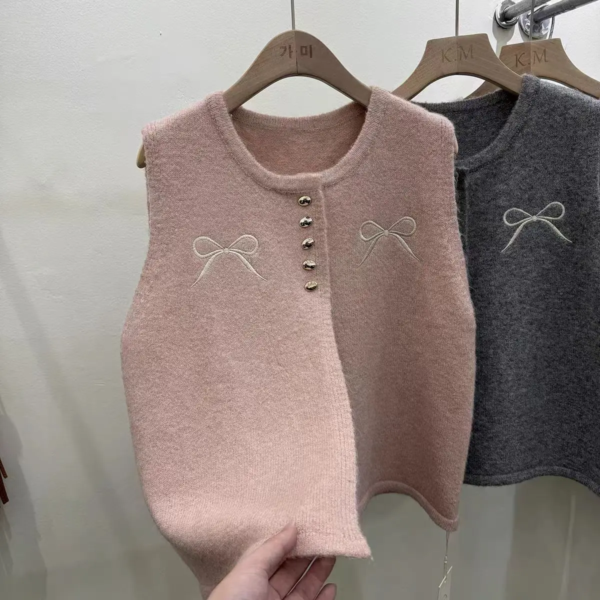 Bow Embroidery Sweet Crew Neck Sweater Vest Women's Autumn 2024 New Outer Wear Sleeveless Versatile Casual Chic Top
Bow Embroidery Sweet Crew Neck Sweater Vest Women's Autumn 2024 New Outer Wear Sleeveless Versatile Casual Chic Top