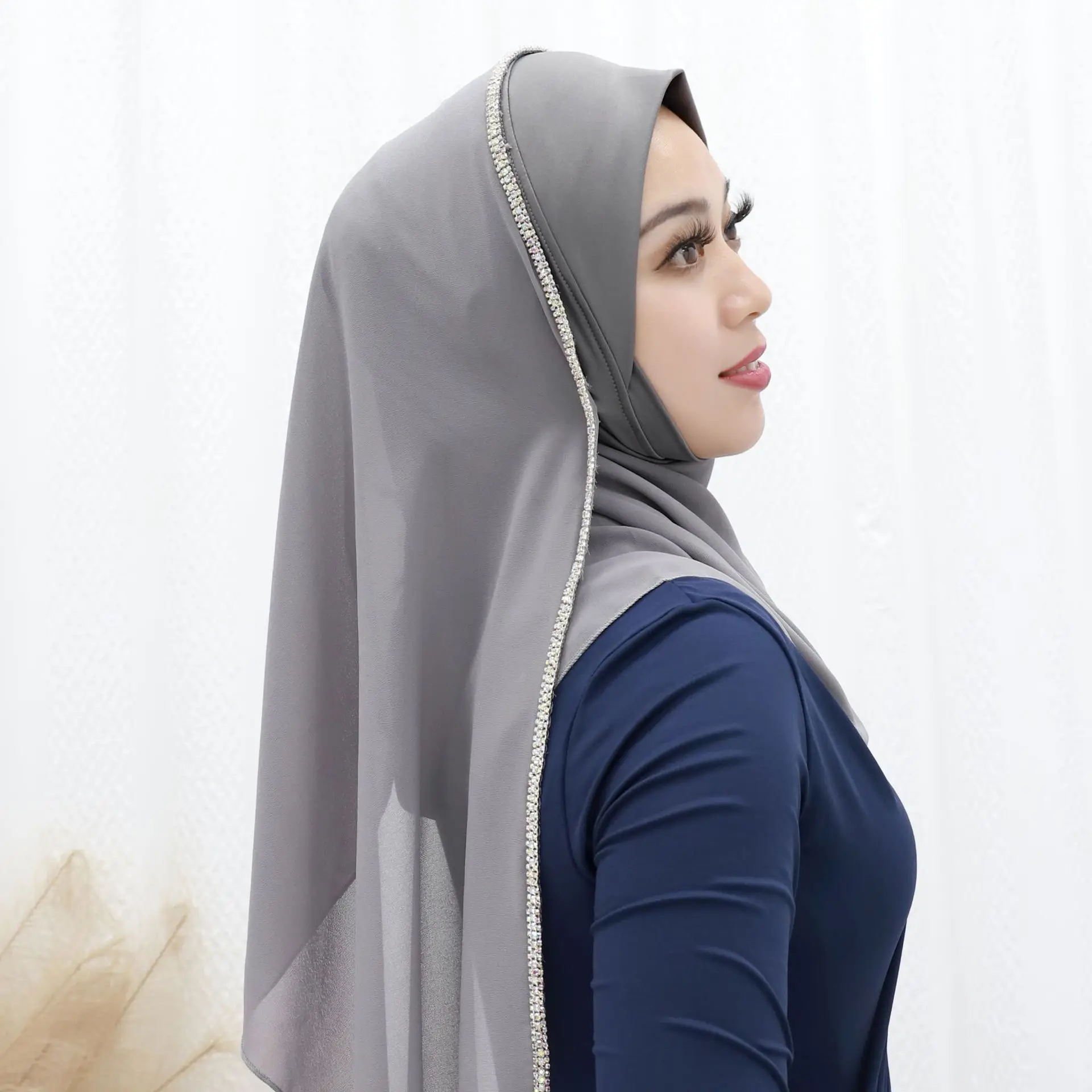 Женский хиджаб мгновенного действия со стразами, исламский молитвенный головной платок, тюрбан с Амира, шаль, накидка для Ид, повязка на голову для религиозных мероприятий
Женский хиджаб мгновенного действия со стразами, исламский молитвенный головной платок, тюрбан с Амира, шаль, накидка для Ид, повязка на голову для религиозных мероприятий