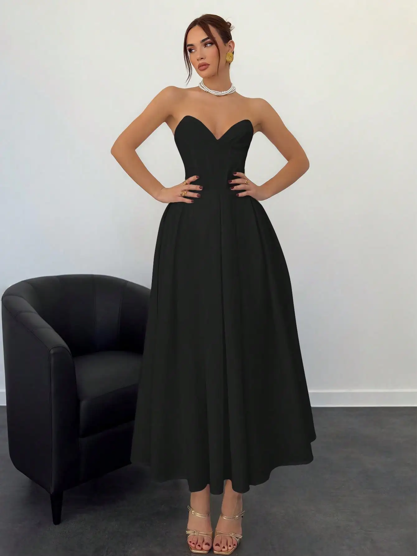 Черное вечернее платье макси без бретелек с вырезом «сердечко» и плиссировкой А-силуэта
Черное вечернее платье макси без бретелек с вырезом «сердечко» и плиссировкой А-силуэта