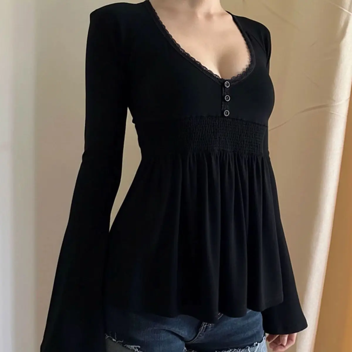 Temperament Retro French Pleated Waist Lace Splicing Button Long-sleeved T-shirt Covering The Flesh and Slimming Top
Temperament Retro French Pleated Waist Lace Splicing Button Long-sleeved T-shirt Covering The Flesh and Slimming Top