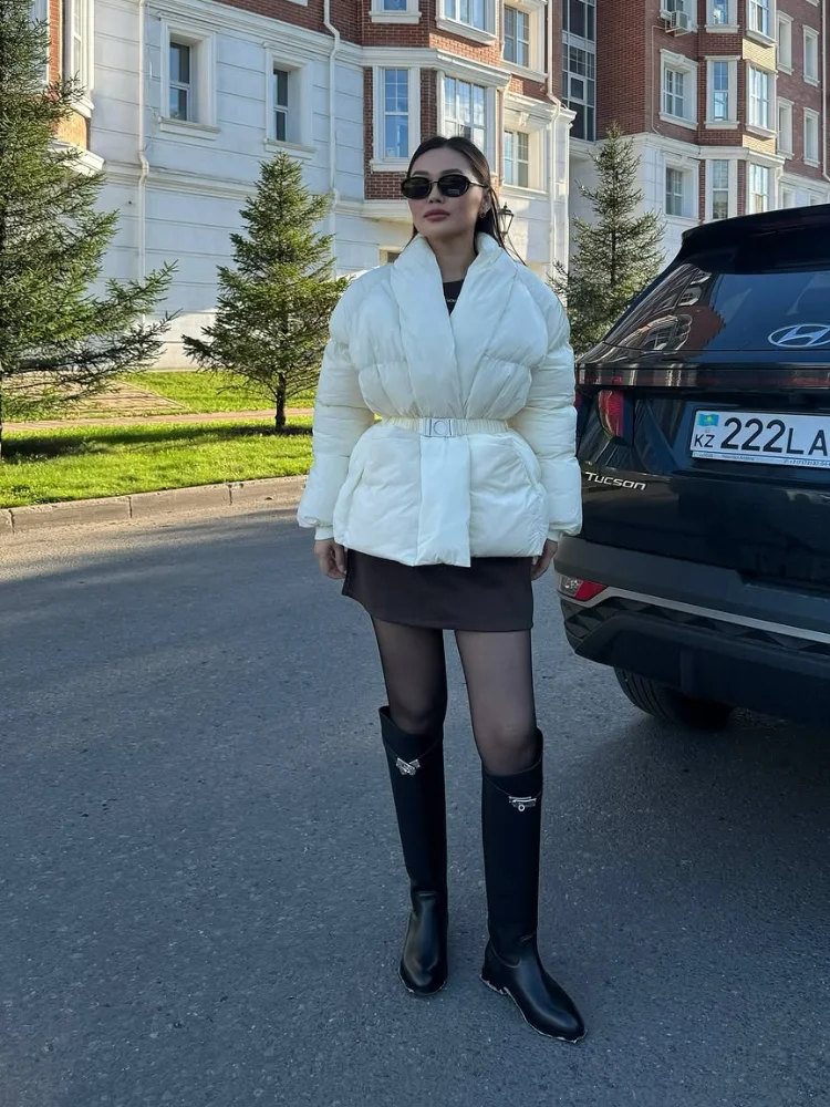 Однотонное женское хлопковое пальто с затягивающей талией, повседневное короткое теплое пальто с длинными рукавами и v-образным вырезом, женская зимняя повседневная уличная верхняя одежда
Однотонное женское хлопковое пальто с затягивающей талией, повседневное короткое теплое пальто с длинными рукавами и v-образным вырезом, женская зимняя повседневная уличная верхняя одежда