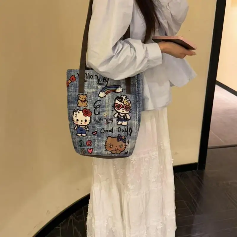 Холщовая сумка-ведро с героями мультфильмов Sanrio для девочек, Hello Kitty Kawaii, большая вместительная сумка на плечо, ручной портативный рюкзак, допамин, новинка
Холщовая сумка-ведро с героями мультфильмов Sanrio для девочек, Hello Kitty Kawaii, большая вместительная сумка на плечо, ручной портативный рюкзак, допамин, новинка