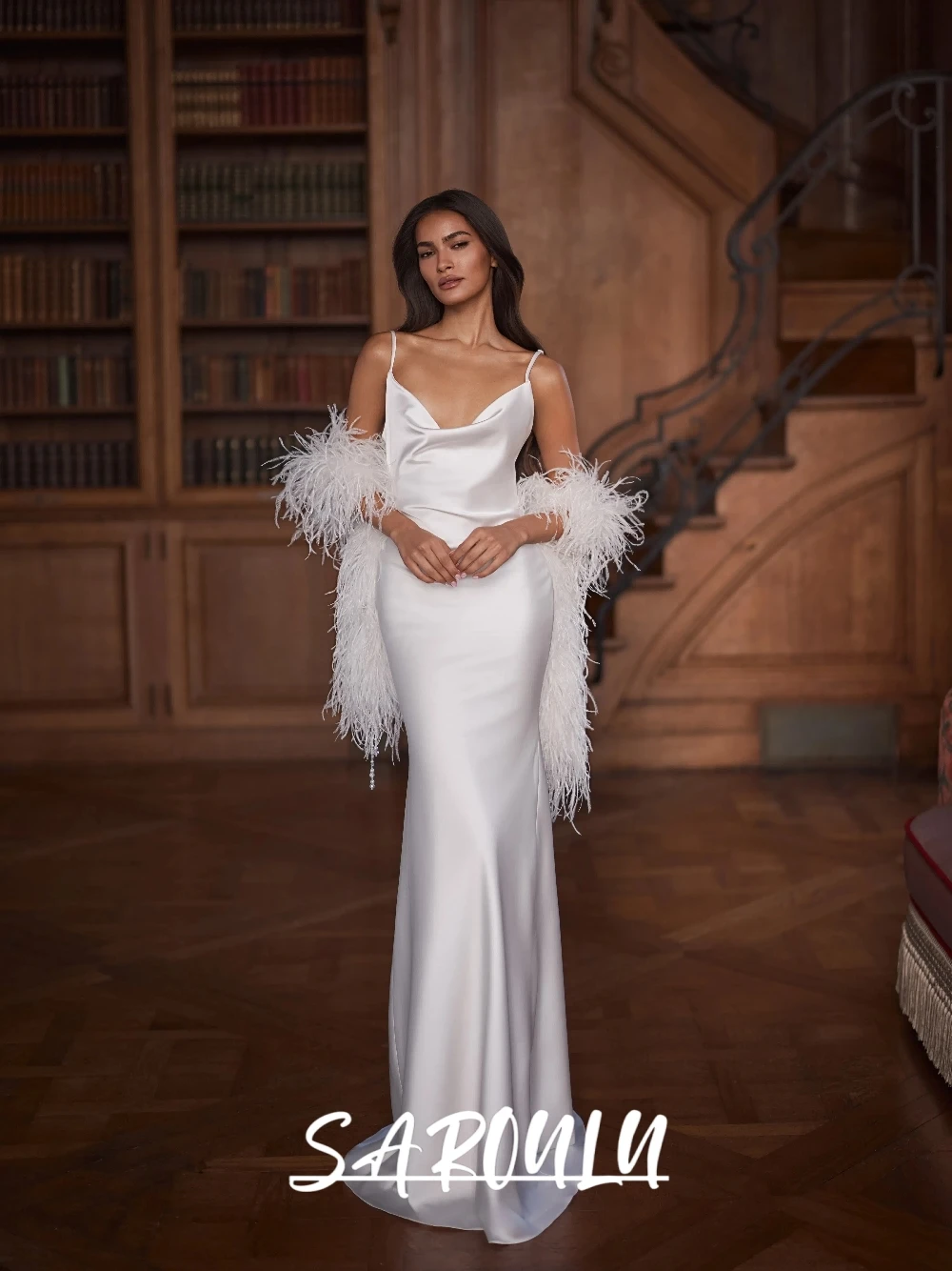 Sexy Spaghetti Straps Satin Mermaid Wedding Dress Modern Cowl Neck Backless Bridal Gown With Feather Trimmed Shawl Customized
Sexy Spaghetti Straps Satin Mermaid Wedding Dress Modern Cowl Neck Backless Bridal Gown With Feather Trimmed Shawl Customized