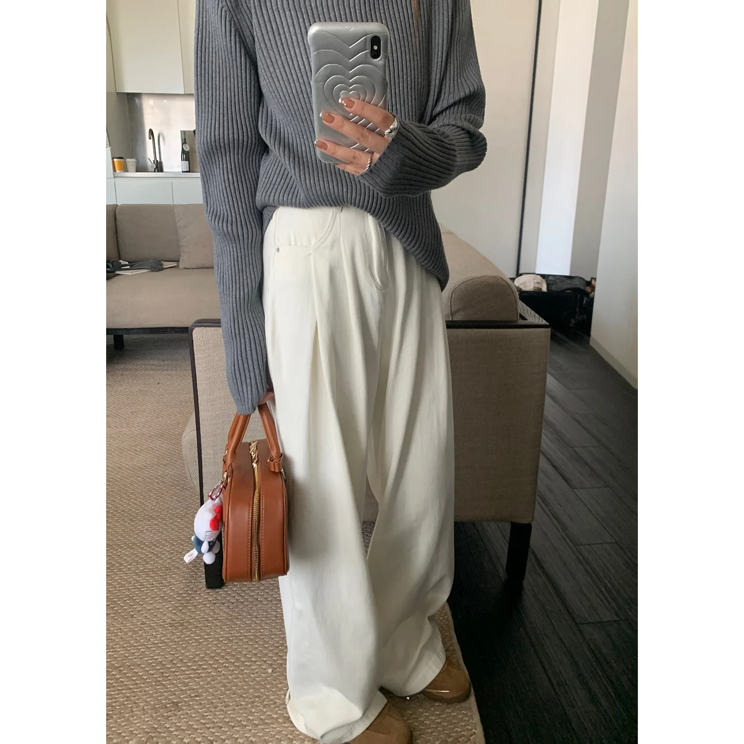 Джинсы с высокой талией, широкими штанинами, плиссированные, свободные, повседневные, длинные, белые, прямого кроя, осенне-зимние, модные, женские, премиум-деним
Джинсы с высокой талией, широкими штанинами, плиссированные, свободные, повседневные, длинные, белые, прямого кроя, осенне-зимние, модные, женские, премиум-деним