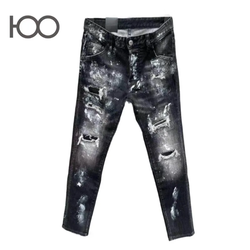 100 C096 Jeans with slim fit, vintage wash, distressed holes with frayed edges, paint splatters – a trendy cool punk style.
100 C096 Jeans with slim fit, vintage wash, distressed holes with frayed edges, paint splatters – a trendy cool punk style.