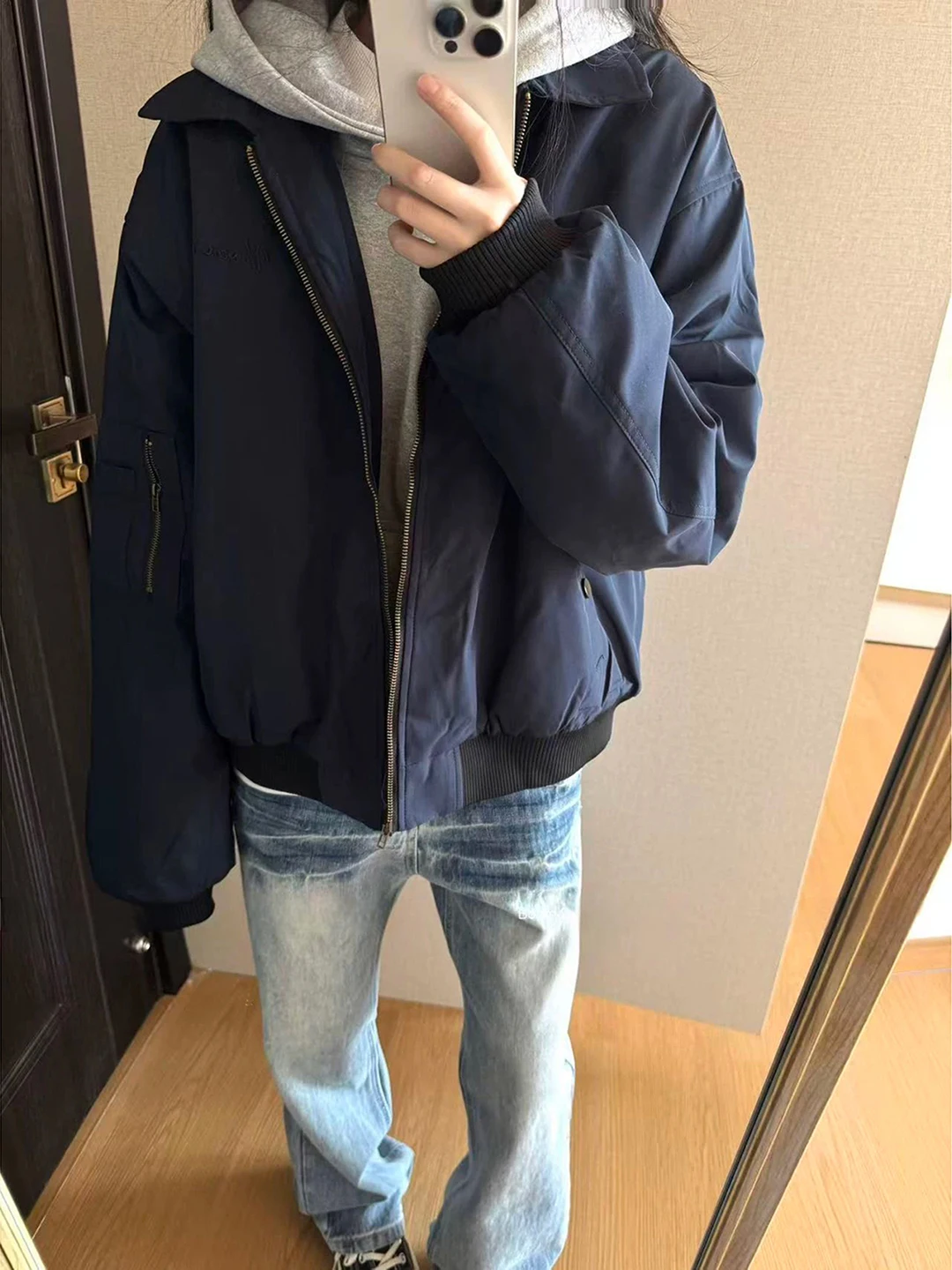 Утепленная куртка-пилот из хлопка для мужчин и женщин, зимняя теплая верхняя одежда, стильная молодежная свободная модель с длинными рукавами
Утепленная куртка-пилот из хлопка для мужчин и женщин, зимняя теплая верхняя одежда, стильная молодежная свободная модель с длинными рукавами