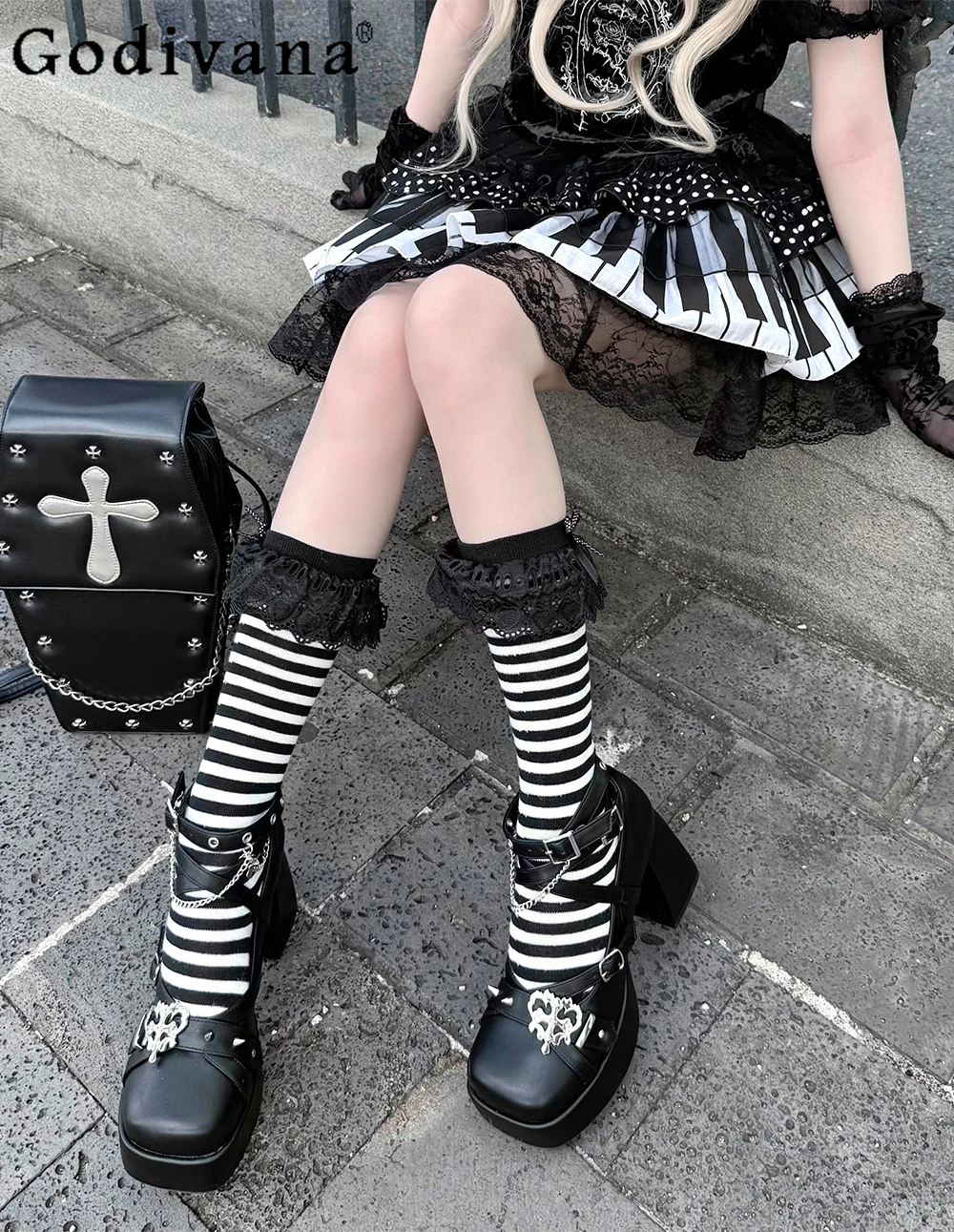 Y2K Subculture Japanese Original Lolita High Heels Dark Gothic Style Sweet Cool Hot Girl Round Toe Chunky Heel Mary Jane Shoes
Y2K Subculture Japanese Original Lolita High Heels Dark Gothic Style Sweet Cool Hot Girl Round Toe Chunky Heel Mary Jane Shoes