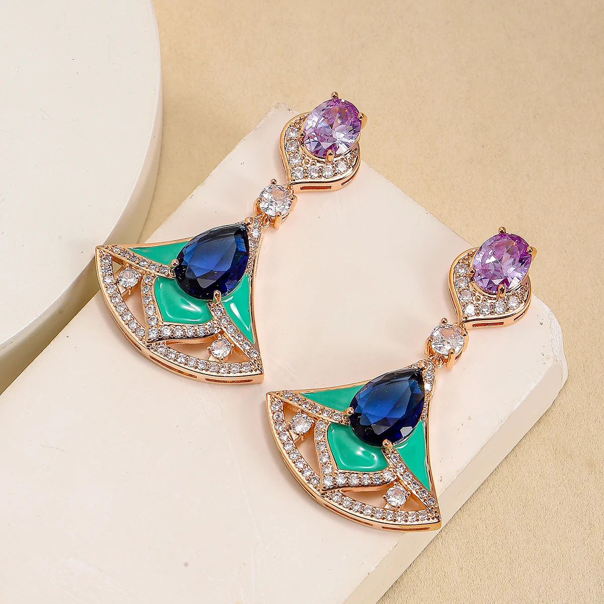Luxury-light style fan-shaped shape fashionable New Year new model personalized droplet technique design high-end ear stud
Luxury-light style fan-shaped shape fashionable New Year new model personalized droplet technique design high-end ear stud