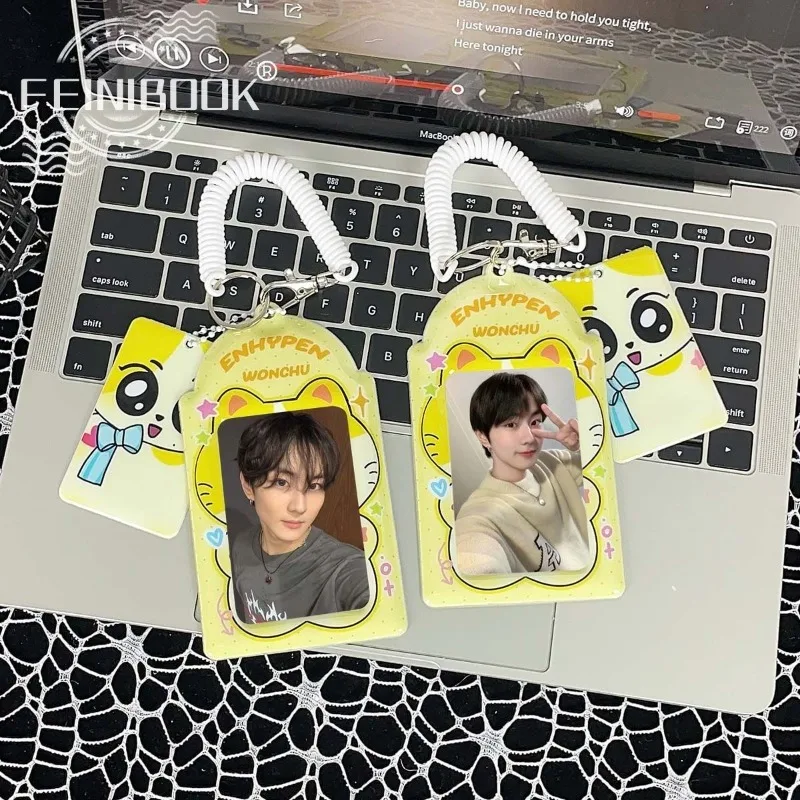 ENHYPENS Cute Photocard Holder Keychain 3 Inch Photo Card Sleeve Portable Display Pouch for Meal Card ID Cards Bag Hanging Charm
ENHYPENS Cute Photocard Holder Keychain 3 Inch Photo Card Sleeve Portable Display Pouch for Meal Card ID Cards Bag Hanging Charm