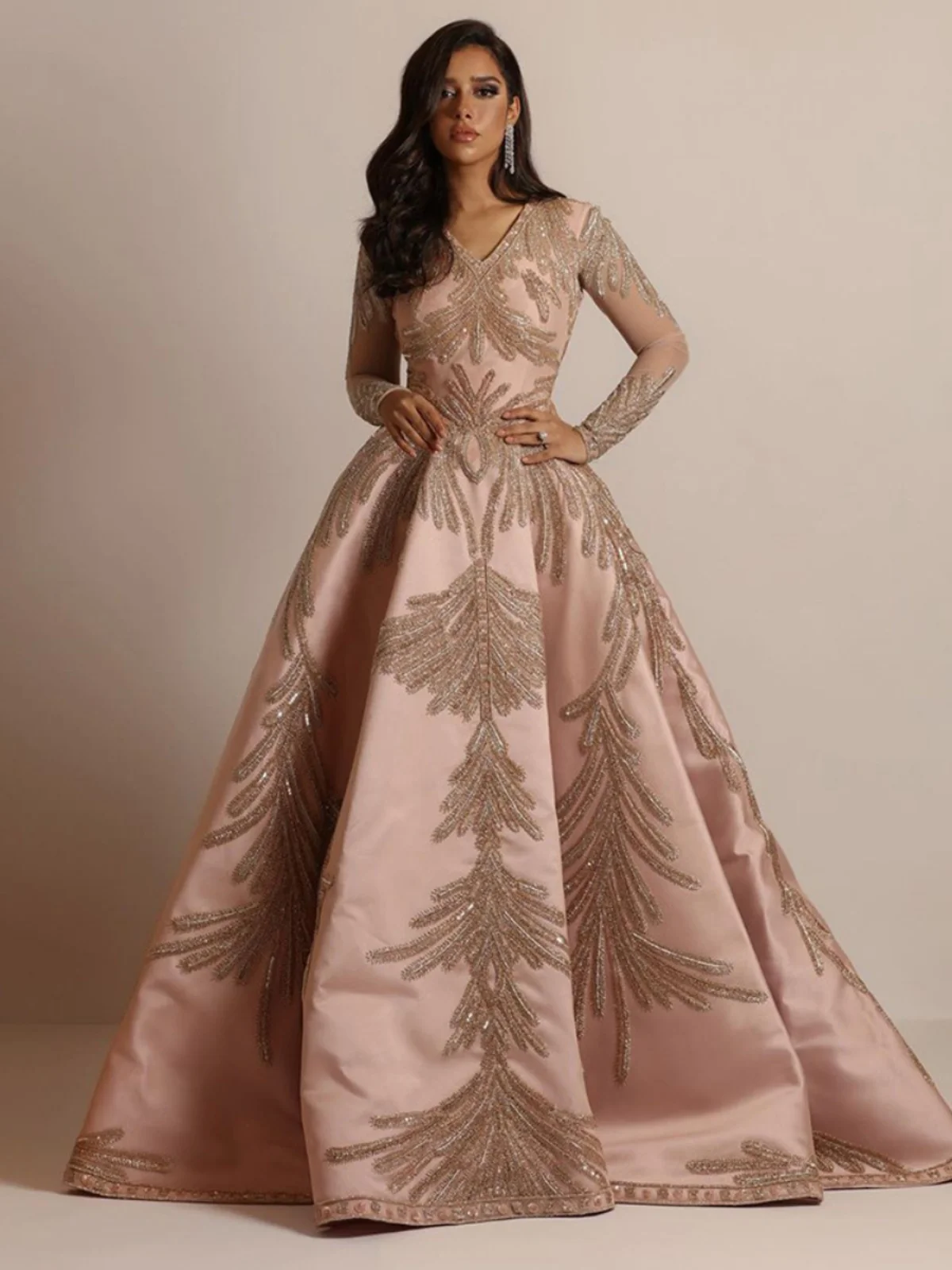 Изысканное вечернее платье с глубоким V-образным вырезом, роскошное золотое, для выступлений и торжественных мероприятий, высокое качество...
Изысканное вечернее платье с глубоким V-образным вырезом, роскошное золотое, для выступлений и торжественных мероприятий, высокое качество...