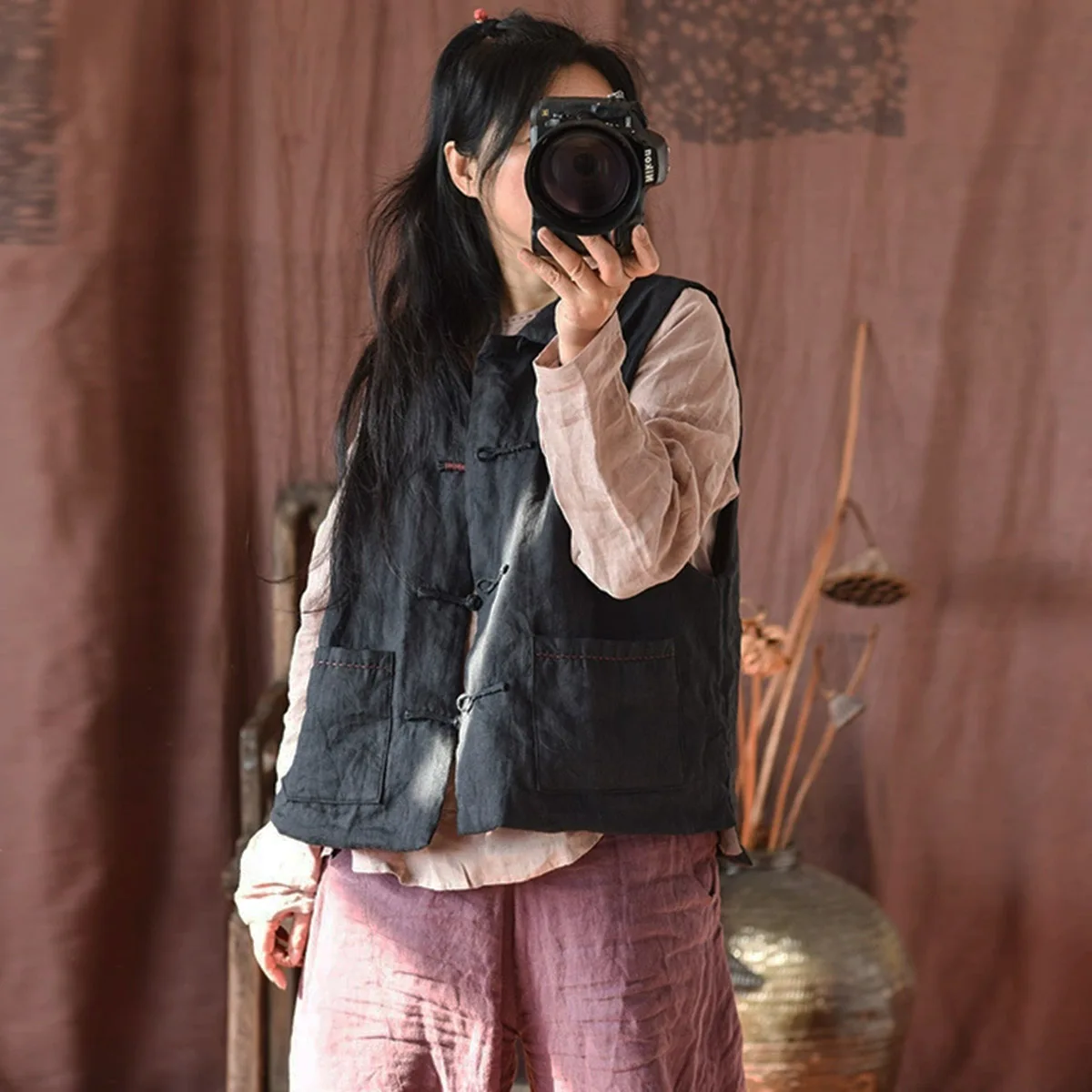 Womens Autumn Winter Linen Vest Chinese Frog Buttons Lightweight Sleeveless Jacket Thin Quilted High Low Short Coat With Pocket
Womens Autumn Winter Linen Vest Chinese Frog Buttons Lightweight Sleeveless Jacket Thin Quilted High Low Short Coat With Pocket