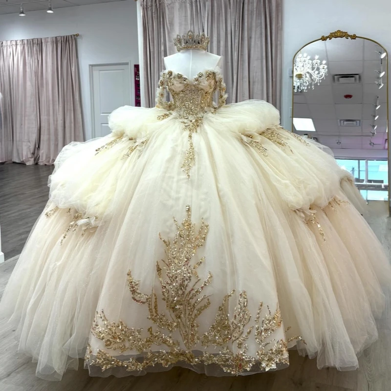 Светлое шампанское Блестящие платья Quinceanera с открытыми плечами и блестками Золотая аппликация Кружева с бантом и бусинами Тюлевой корсет Бальное платье Vestidos De
Светлое шампанское Блестящие платья Quinceanera с открытыми плечами и блестками Золотая аппликация Кружева с бантом и бусинами Тюлевой корсет Бальное платье Vestidos De