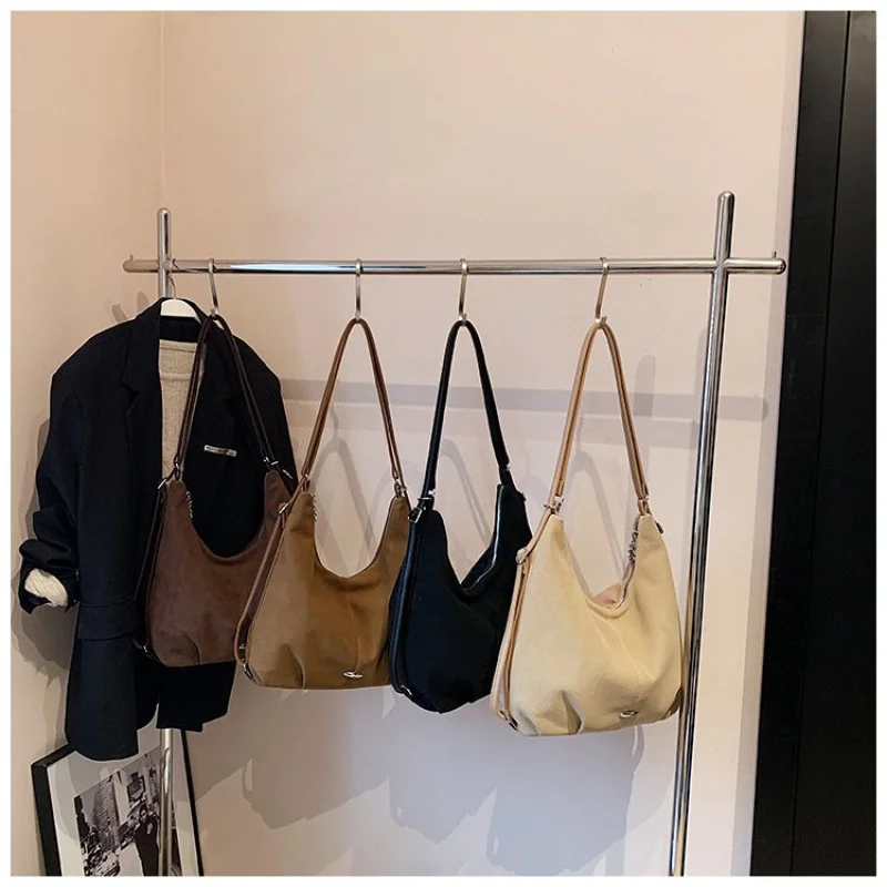 Современно-шикарная новинка 2025 года, женская роскошная брендовая кожаная большая сумка известного дизайнера, простая, популярная, повседневная
Современно-шикарная новинка 2025 года, женская роскошная брендовая кожаная большая сумка известного дизайнера, простая, популярная, повседневная 