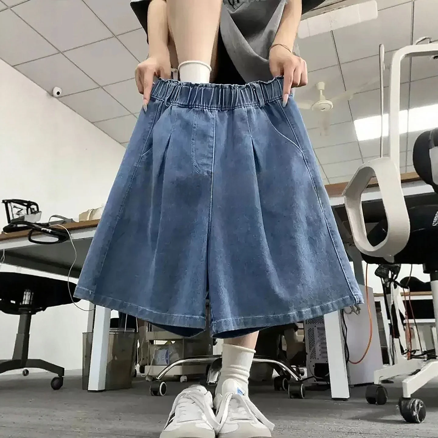 High Waist Wide Leg Loose Women's Denim Shorts Summer New Style Ice Silk Five-Quarter Length Straight Cut Jeans
High Waist Wide Leg Loose Women's Denim Shorts Summer New Style Ice Silk Five-Quarter Length Straight Cut Jeans