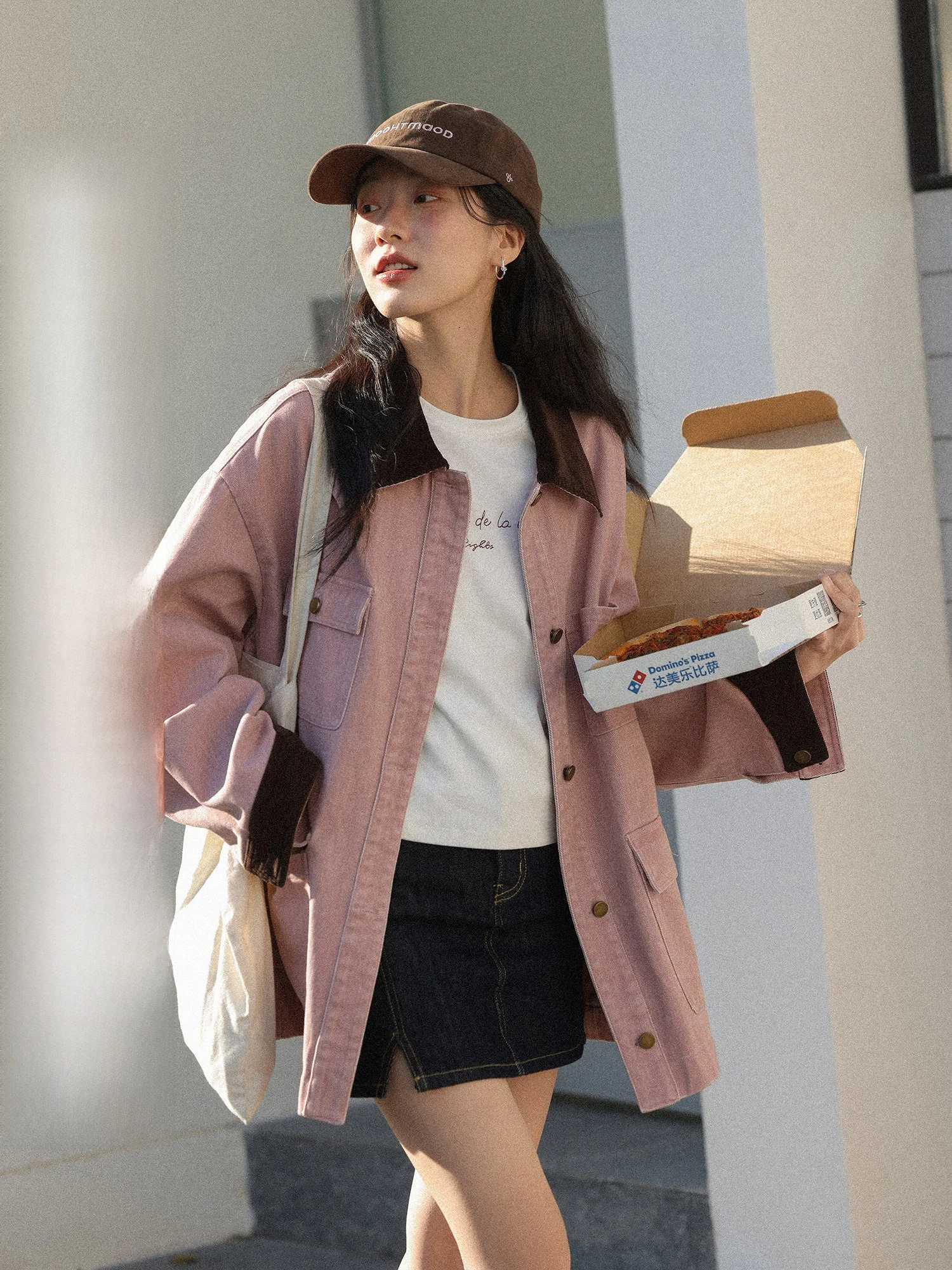 Ранневесенняя модная цветовая коллекция: комплект из двух предметов с длинными рукавами, воротником и спущенным плечом, повседневная свободная верхняя одежда белого цвета.
Ранневесенняя модная цветовая коллекция: комплект из двух предметов с длинными рукавами, воротником и спущенным плечом, повседневная свободная верхняя одежда белого цвета.