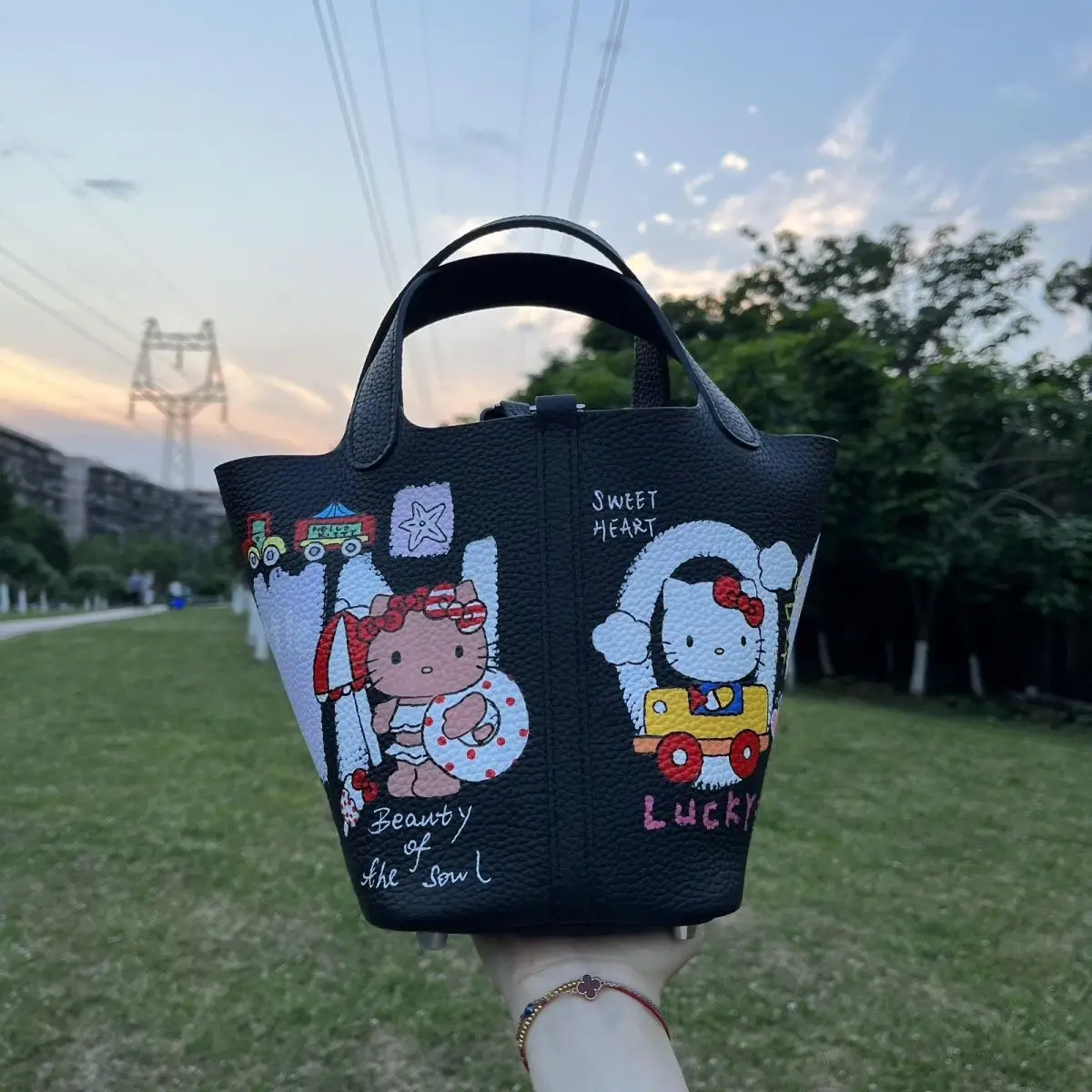 Новинка 2025 года, сумка Hello Kitty в темном ретро-черном стиле с корзиной для овощей
Новинка 2025 года, сумка Hello Kitty в темном ретро-черном стиле с корзиной для овощей