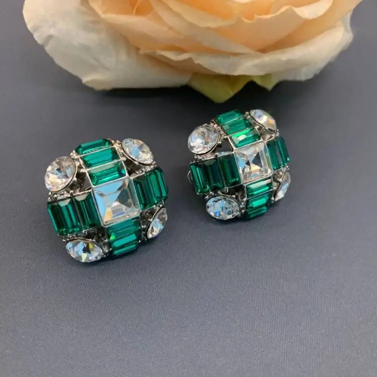 Classic Designer Vintage Emerald Diamonds Ear Stud 24K Gold Plated Green White Crystal Rhinestones Square Ear Cuff Earring Gifts
Classic Designer Vintage Emerald Diamonds Ear Stud 24K Gold Plated Green White Crystal Rhinestones Square Ear Cuff Earring Gifts