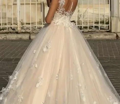 Customized Flowers Appliques Sweetheart A Line Wedding Dresses Buttons Illusion Backless Court Train Bridal Gown For Women
Customized Flowers Appliques Sweetheart A Line Wedding Dresses Buttons Illusion Backless Court Train Bridal Gown For Women