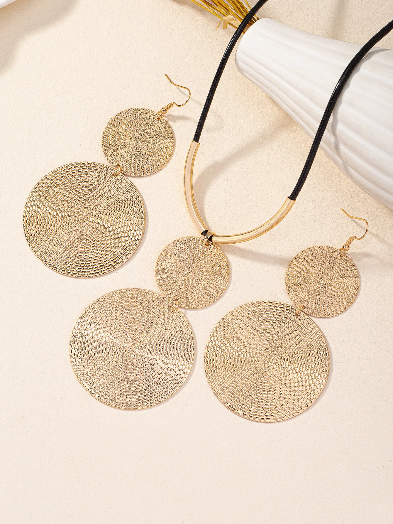 Fashion Exaggerated Pendant Round Circle Necklace Earring Female Temperament Personality Leopard Print Earrings Jewelry Set
Fashion Exaggerated Pendant Round Circle Necklace Earring Female Temperament Personality Leopard Print Earrings Jewelry Set