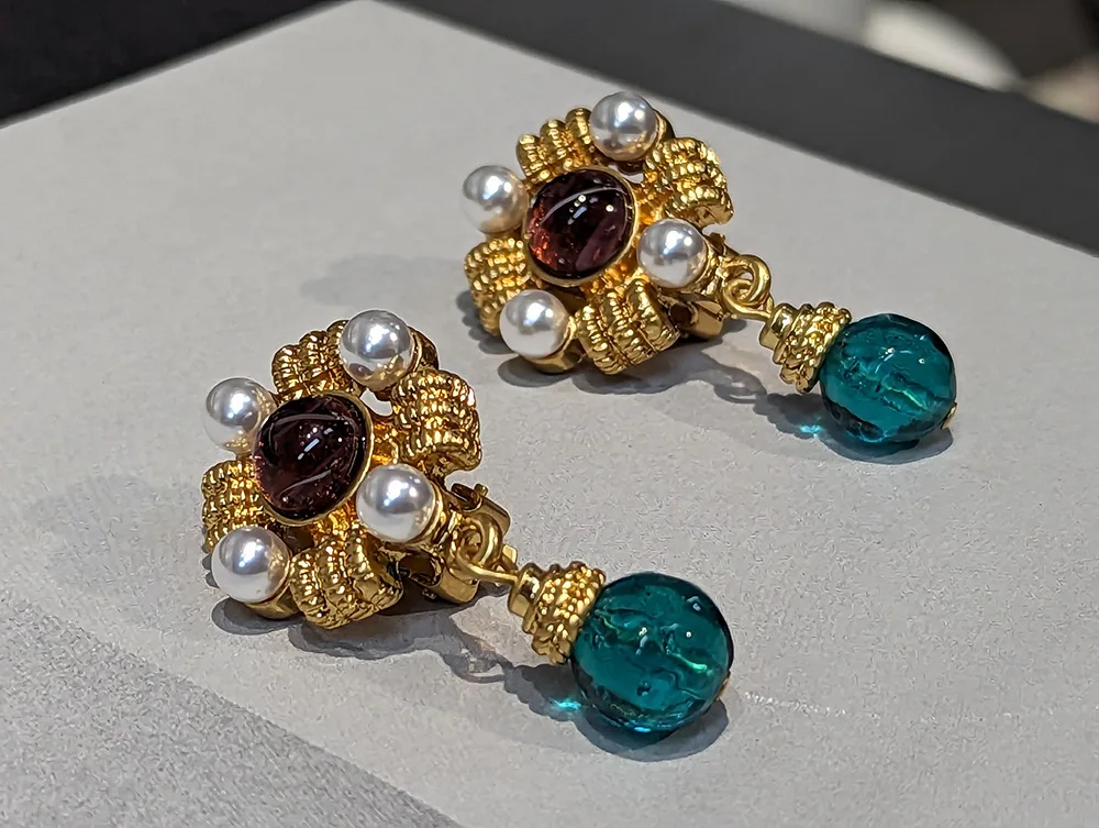 European and American retro vintage glass brass elegant temperament and delicate two-color pendant ear clip
European and American retro vintage glass brass elegant temperament and delicate two-color pendant ear clip