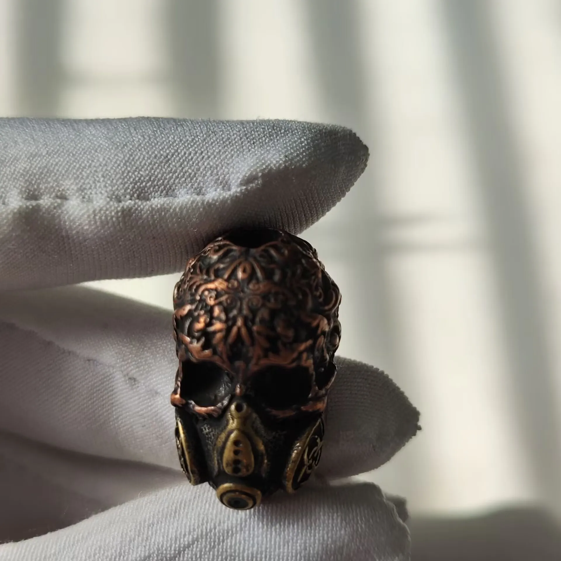 1PC Mask Skull Brass Pendant Beads Carving Brass Skull Lanyard Paracord Pendant Bead
1PC Mask Skull Brass Pendant Beads Carving Brass Skull Lanyard Paracord Pendant Bead