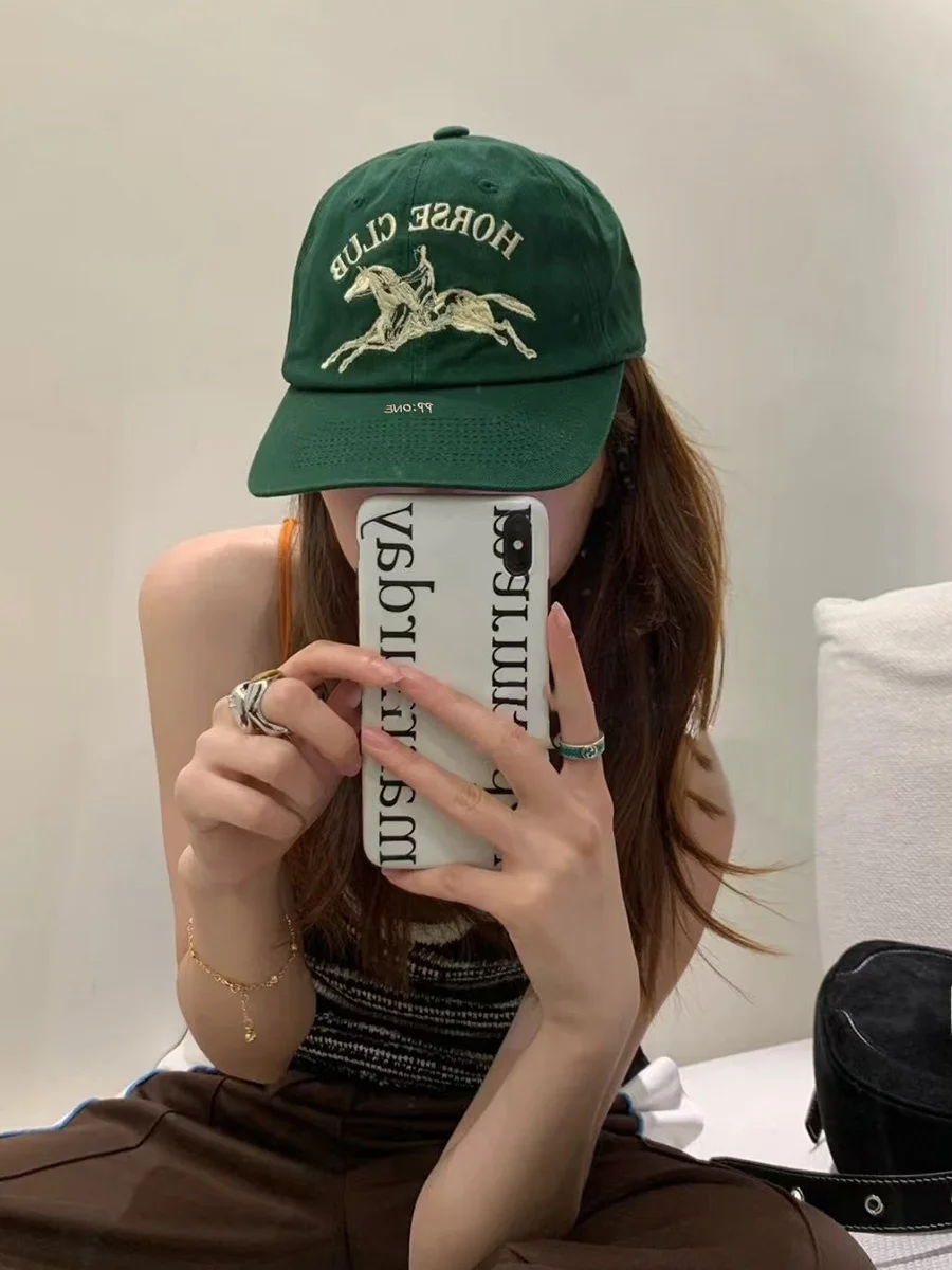 New 25FW Spring Summer Embroidered Logo Pattern Baseball Cap Casual Korean Style Vintage Wide Brim Sunshade Duckbill Cap Couples
New 25FW Spring Summer Embroidered Logo Pattern Baseball Cap Casual Korean Style Vintage Wide Brim Sunshade Duckbill Cap Couples