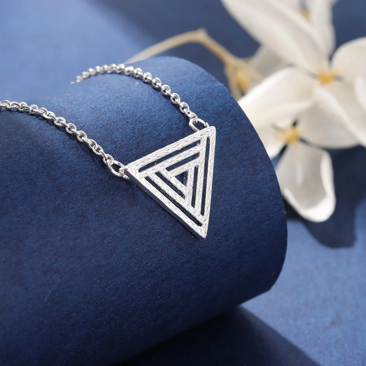 925 Sterling Silver Fashion Jewelry Personality Decorative Women Brushed Hollow Triangle Geometric Pendant Necklaces XL190
925 Sterling Silver Fashion Jewelry Personality Decorative Women Brushed Hollow Triangle Geometric Pendant Necklaces XL190