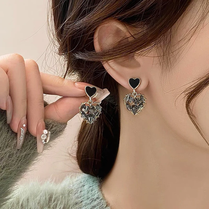 Black Hollow Heart-shaped Pendant Stud Earrings for Women New Fashion Sweet Romantic Personality Girl Party Unusual Jewelry Gift
Black Hollow Heart-shaped Pendant Stud Earrings for Women New Fashion Sweet Romantic Personality Girl Party Unusual Jewelry Gift