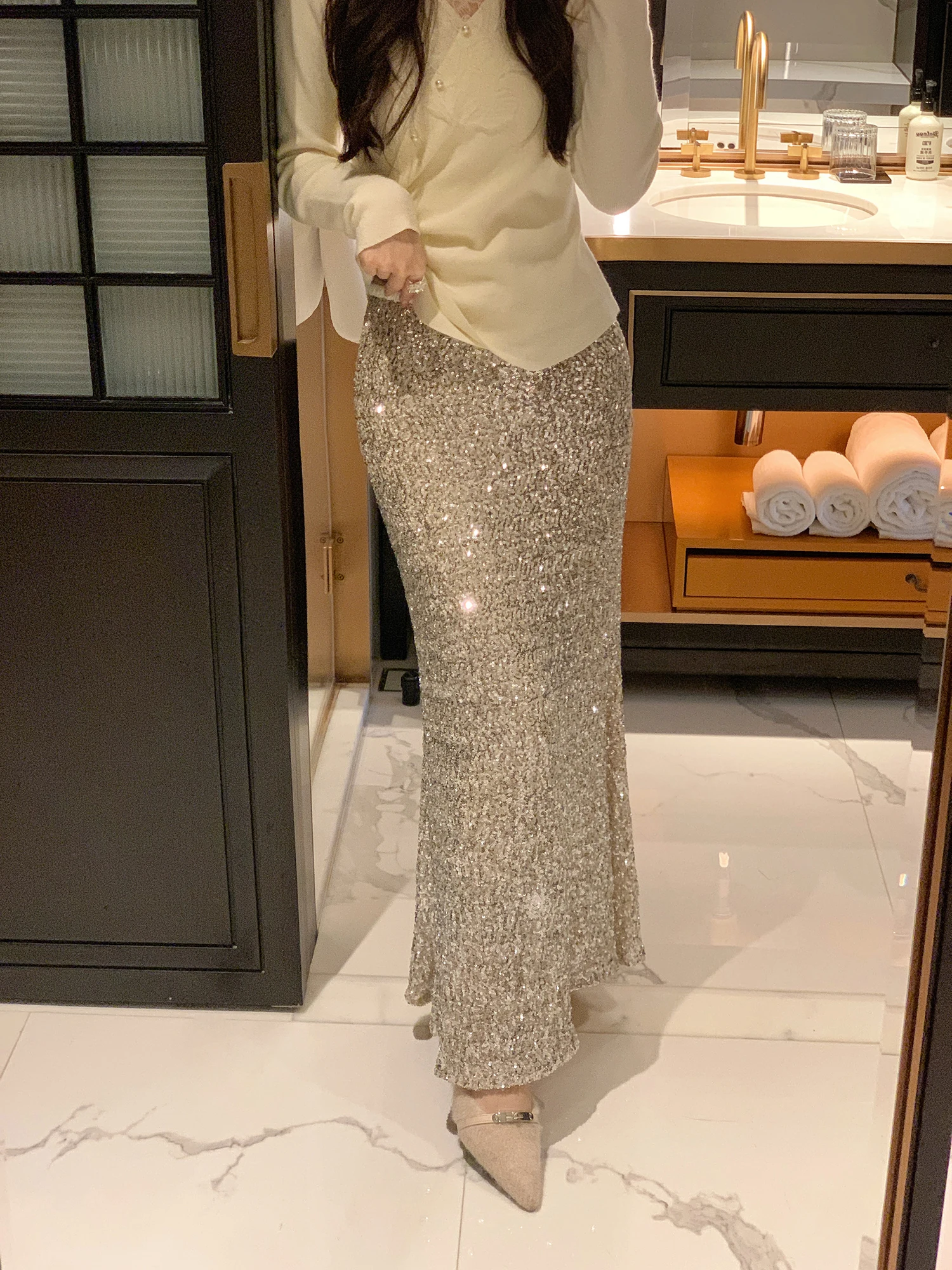 Ретро-юбка миди А-силуэта с высокой талией для женщин, с пайетками, прямого кроя, для повседневной носки, теплая, из полиэфирного волокна
Ретро-юбка миди А-силуэта с высокой талией для женщин, с пайетками, прямого кроя, для повседневной носки, теплая, из полиэфирного волокна