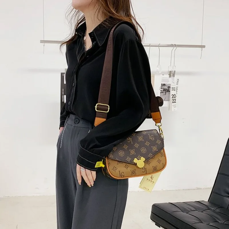 Elegant Leather Diaper Bag High End Minimalist Shoulder Purse Fashionable Classic Designer Logo Retro Satchel Commuter Tote
Elegant Leather Diaper Bag High End Minimalist Shoulder Purse Fashionable Classic Designer Logo Retro Satchel Commuter Tote