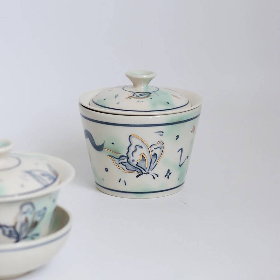 Чайный набор с ручной росписью: сине-белая чаша-пиала, чашка для чая Пуэр, позолоченная чашка для наслаждения.
Чайный набор с ручной росписью: сине-белая чаша-пиала, чашка для чая Пуэр, позолоченная чашка для наслаждения.