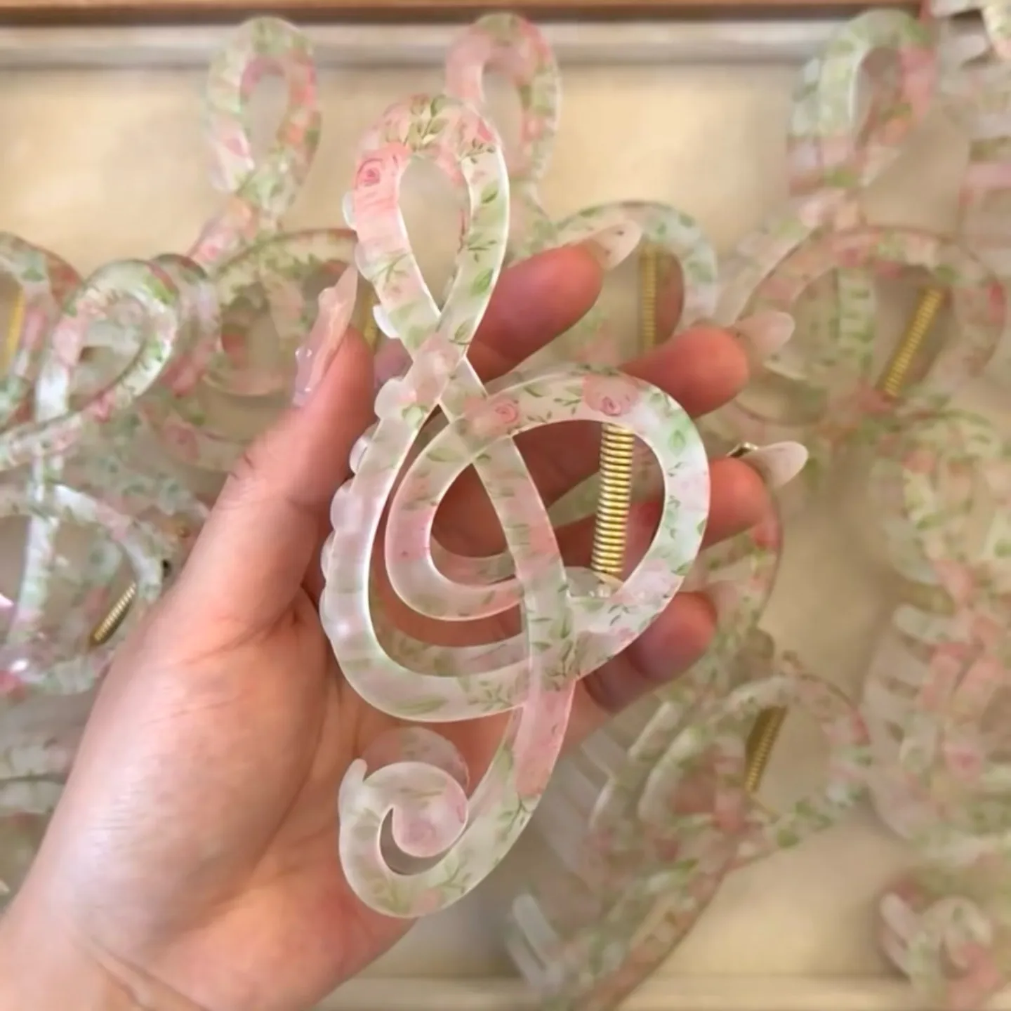 Acetate Musical Note Hollow Floral Hair Claw Clip 2026 Forest Style Shark Clip For Back of Head Bun Elegant Lightweight
Acetate Musical Note Hollow Floral Hair Claw Clip 2026 Forest Style Shark Clip For Back of Head Bun Elegant Lightweight