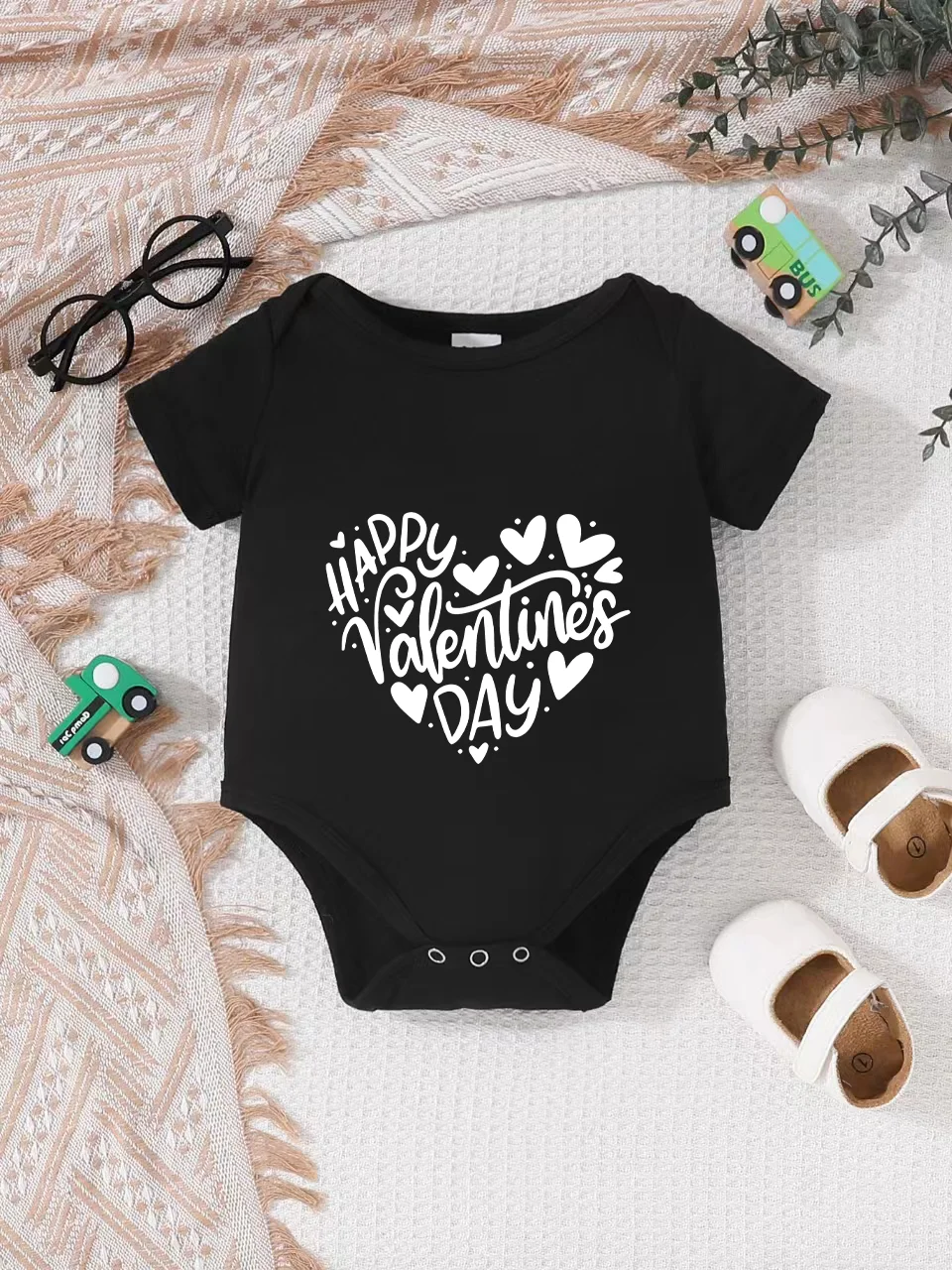 Playful letter-printed baby short-sleeve triangle bodysuit. Button closure for easy dressing
Playful letter-printed baby short-sleeve triangle bodysuit. Button closure for easy dressing