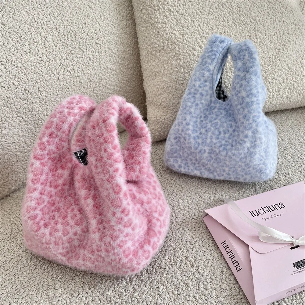 Sweet Soft Handbag Heart-shaped Pattern Large Capacity Faux Fur Bag Candy Color Tote Bag Women
Sweet Soft Handbag Heart-shaped Pattern Large Capacity Faux Fur Bag Candy Color Tote Bag Women