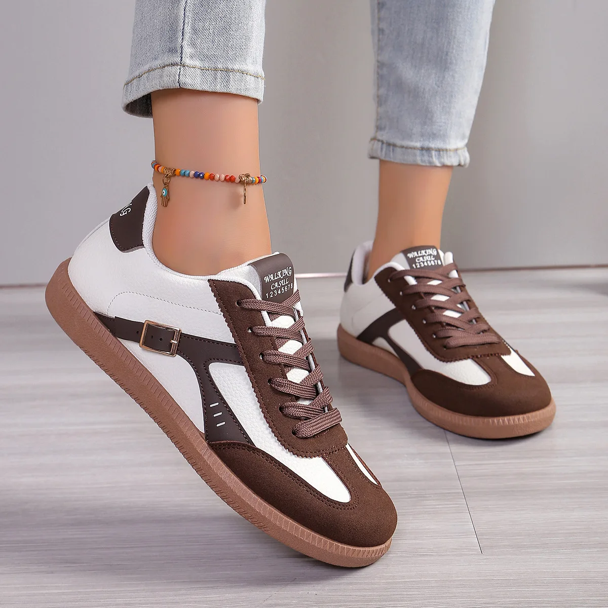 New fashionable and trendy sports shoes, women's casual shoes, low-top soft-soled, button-decorated flat shoes
New fashionable and trendy sports shoes, women's casual shoes, low-top soft-soled, button-decorated flat shoes