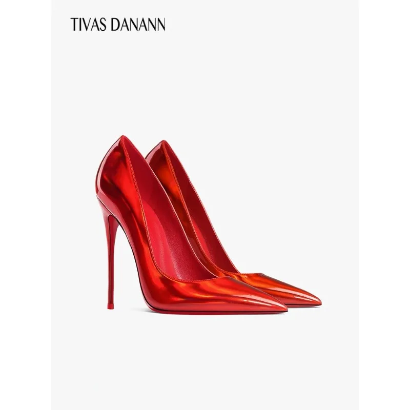 потрясающие и ультрапопулярные электрические красные туфли на высоком каблуке с острым носком на тонком каблуке, элегантные и элитные одинарные туфли во французском стиле.
потрясающие и ультрапопулярные электрические красные туфли на высоком каблуке с острым носком на тонком каблуке, элегантные и элитные одинарные туфли во французском стиле.