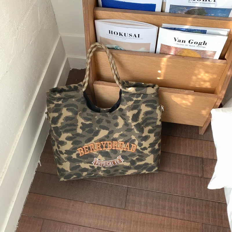 New Fashion Camouflage Crossbody Bag Large Capacity Green Canvas Casual and Simple Tote Bag for Women Students Commuting Bag
New Fashion Camouflage Crossbody Bag Large Capacity Green Canvas Casual and Simple Tote Bag for Women Students Commuting Bag