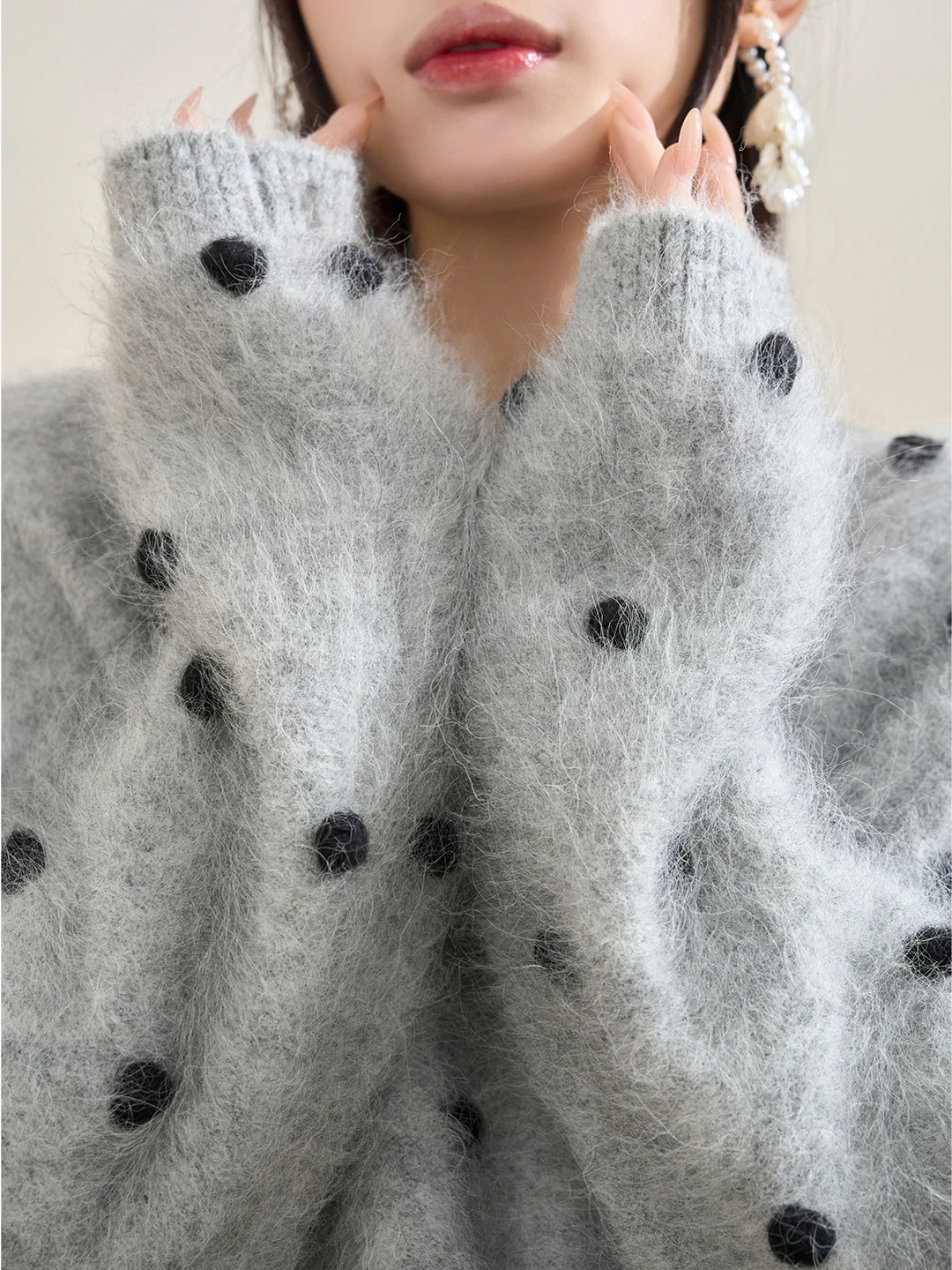 Flowing Era ey Contrast Color Bla Polka Dot round Ne Camere Sweater Women's Winter Lazy High-End Feeling Top
Flowing Era ey Contrast Color Bla Polka Dot round Ne Camere Sweater Women's Winter Lazy High-End Feeling Top