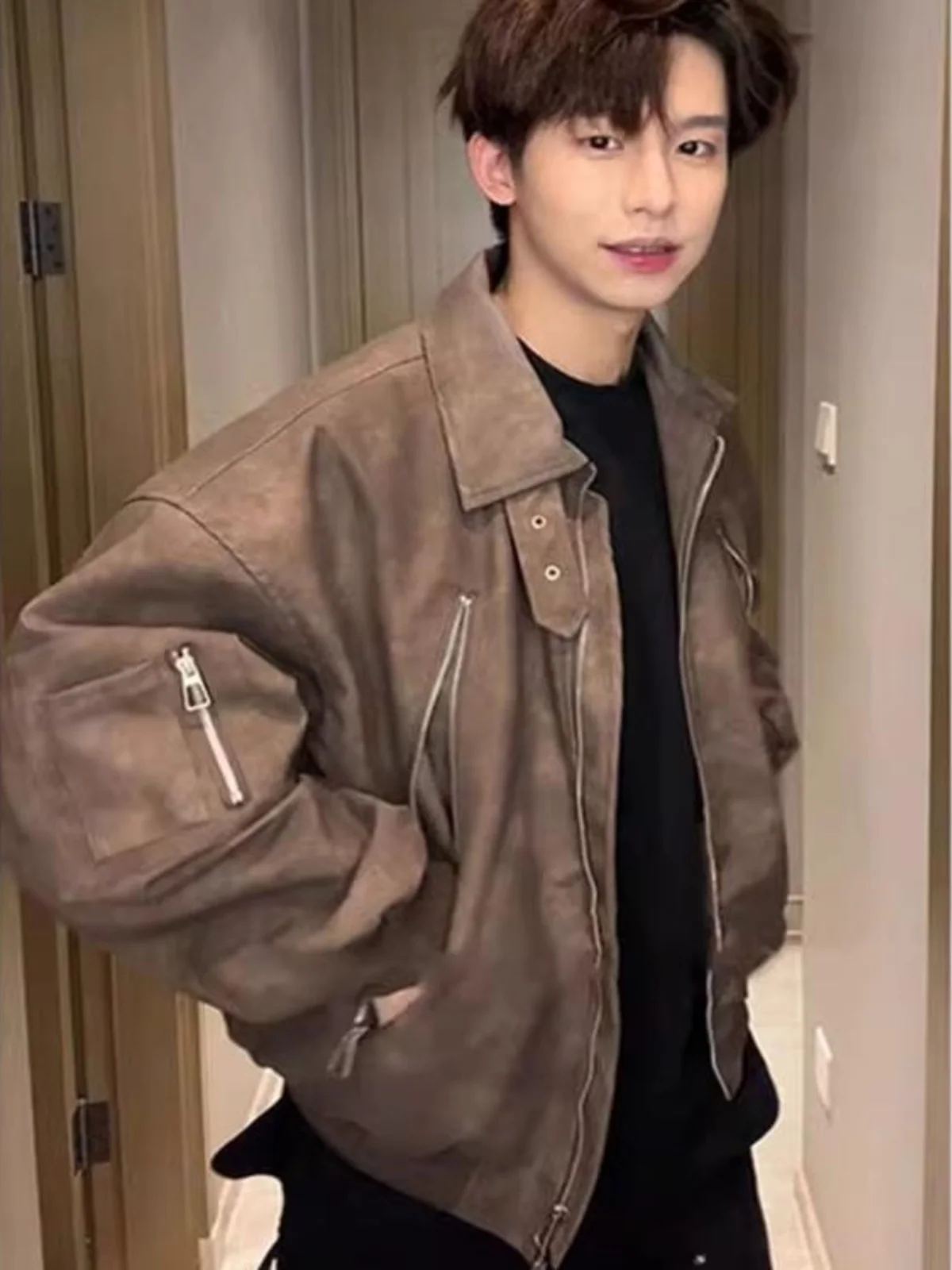 Винтажное коричневое кожаное мужское байкерское пальто, весенне-осеннее пальто с отложным воротником, повседневное длинное пальто свободного кроя на молнии све
Винтажное коричневое кожаное мужское байкерское пальто, весенне-осеннее пальто с отложным воротником, повседневное длинное пальто свободного кроя на молнии све