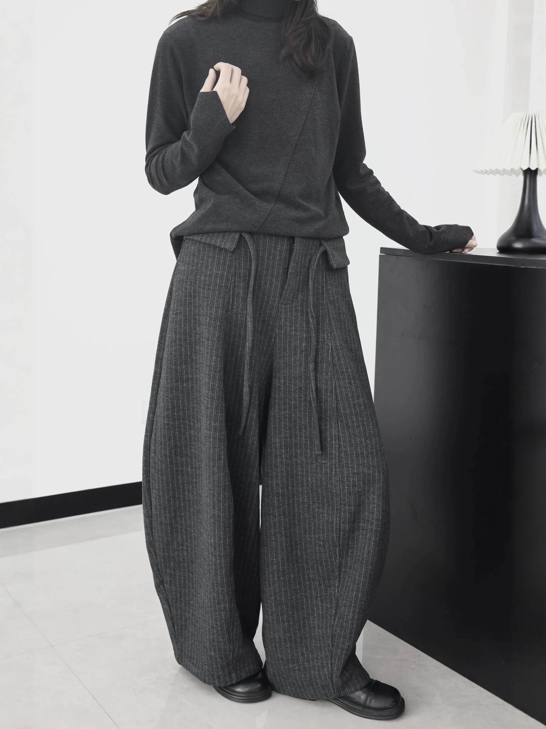 Thickened Woolen Casual Pants Women's Loose High Waist Wide Leg Pants Vertical Stripes Design Winter Fashion Casual Trousers
Thickened Woolen Casual Pants Women's Loose High Waist Wide Leg Pants Vertical Stripes Design Winter Fashion Casual Trousers
