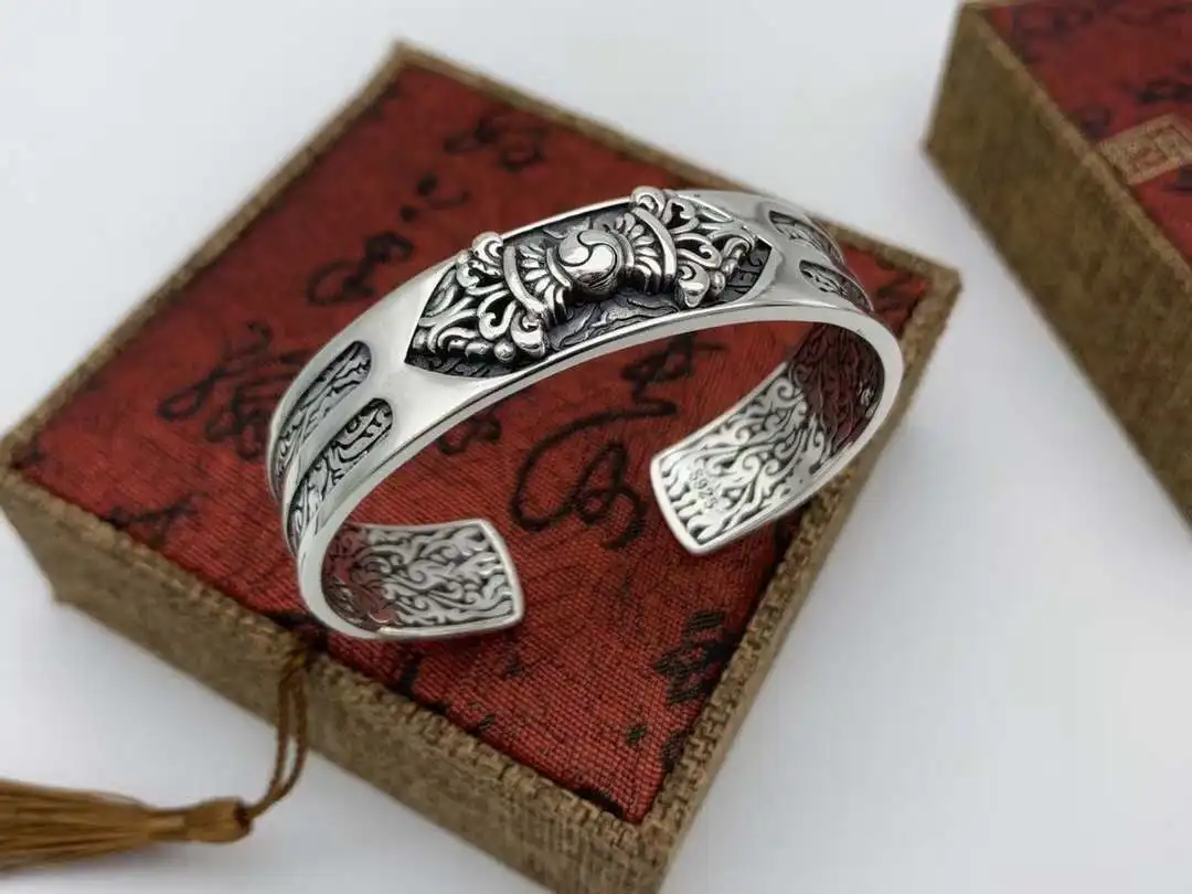 Old trendsetter pure silver diamond pestle opening bracelet, male personality wide face domineering jewelry, retro Thai silver b
Old trendsetter pure silver diamond pestle opening bracelet, male personality wide face domineering jewelry, retro Thai silver b