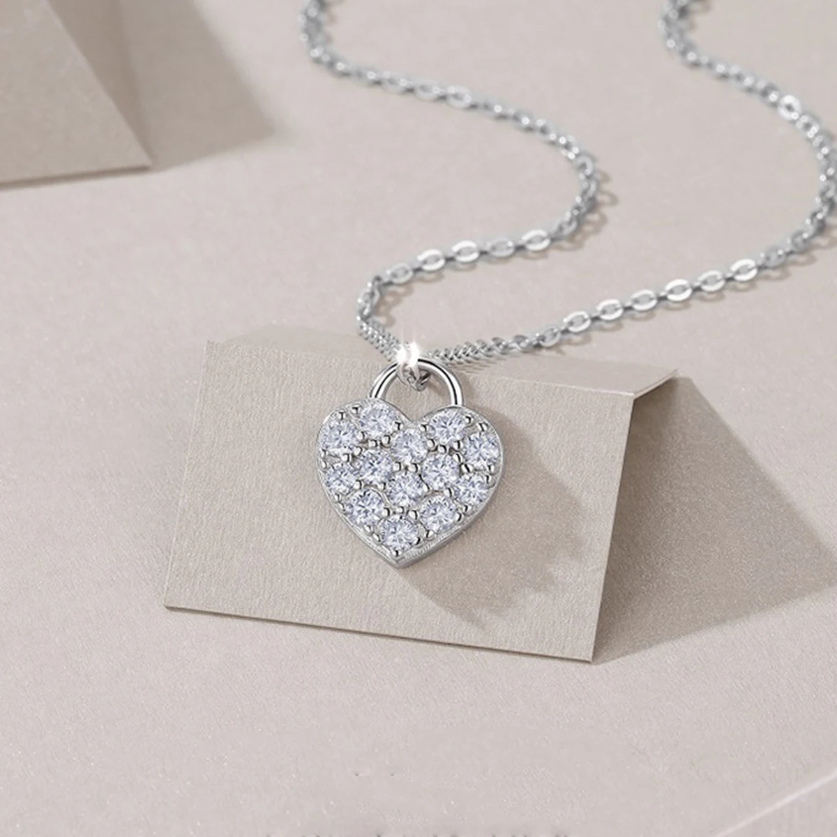Romantic S925 Silver Plated 18K White Gold Love Lock 0.58CT Moissanite Necklace For Women Gifts
Romantic S925 Silver Plated 18K White Gold Love Lock 0.58CT Moissanite Necklace For Women Gifts