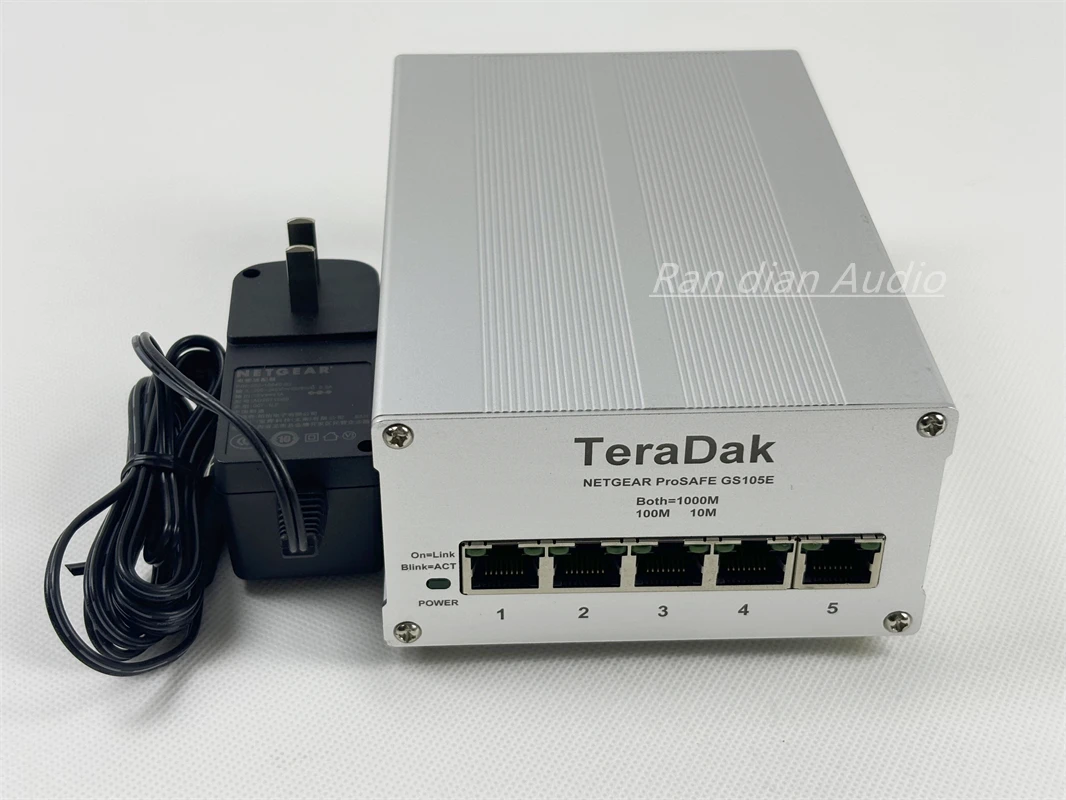 Новое обновление TeraDak Netgear GS105E 5-портовый 1000M гигабитный сетевой коммутатор Magic Upgrade Кристаллический генератор OCXO
Новое обновление TeraDak Netgear GS105E 5-портовый 1000M гигабитный сетевой коммутатор Magic Upgrade Кристаллический генератор OCXO