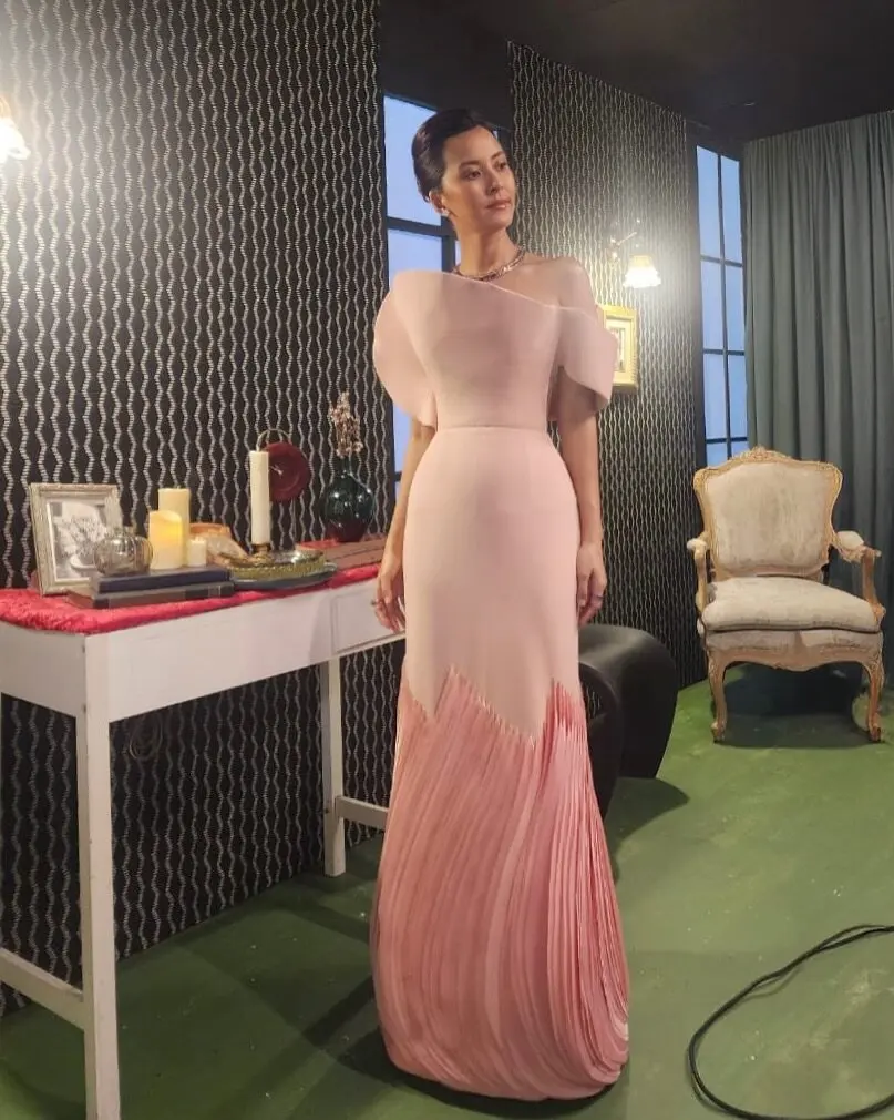 Customized Off the Shoulder Ruffles Bottom Evening Dress Straight Pink vestidos de gala 2026 Floor Length Satin Formal Dresses
Customized Off the Shoulder Ruffles Bottom Evening Dress Straight Pink vestidos de gala 2026 Floor Length Satin Formal Dresses