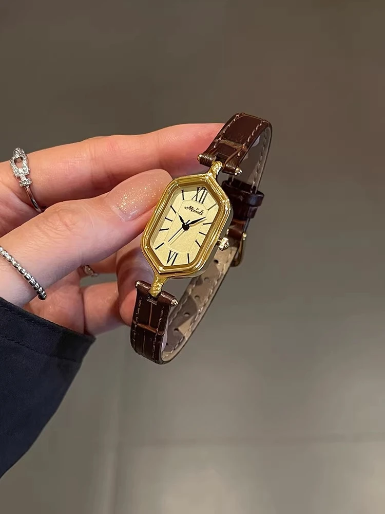 DSA retro watch women's simple high-end sense women's light luxury niche women's watch watch decoration
DSA retro watch women's simple high-end sense women's light luxury niche women's watch watch decoration