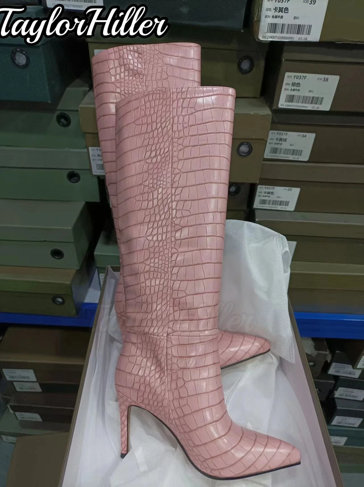 Сакура, розовые сапоги до колена с крокодиловым узором, вишневый цвет, острый носок, широкий крой, тонкие высокие каблуки, коричневые, черные длинные туфли
Сакура, розовые сапоги до колена с крокодиловым узором, вишневый цвет, острый носок, широкий крой, тонкие высокие каблуки, коричневые, черные длинные туфли