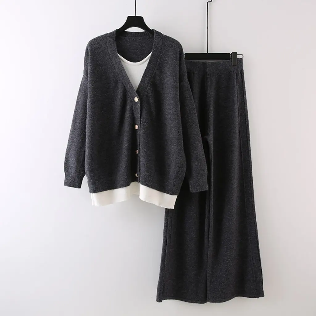 Женский элегантный повседневный комплект из двух предметов ранней осени, вязаный кардиган с v-образным вырезом и широкими брюками, искусственный двухсекционный топ в уличном стиле
Женский элегантный повседневный комплект из двух предметов ранней осени, вязаный кардиган с v-образным вырезом и широкими брюками, искусственный двухсекционный топ в уличном стиле