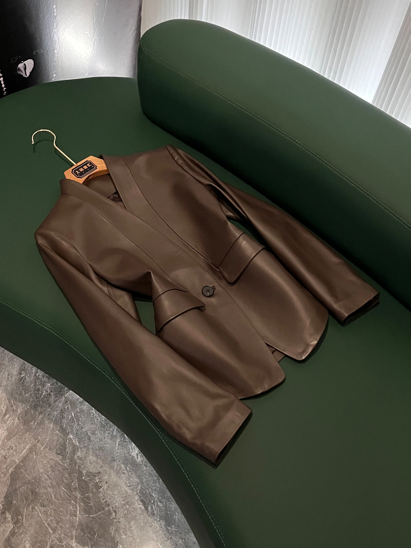 Кожаный пиджак в стиле ретро, однотонный, из натуральной кожи, повседневный, с V-образным вырезом, деловой, приталенный, длинный рукав
Кожаный пиджак в стиле ретро, однотонный, из натуральной кожи, повседневный, с V-образным вырезом, деловой, приталенный, длинный рукав